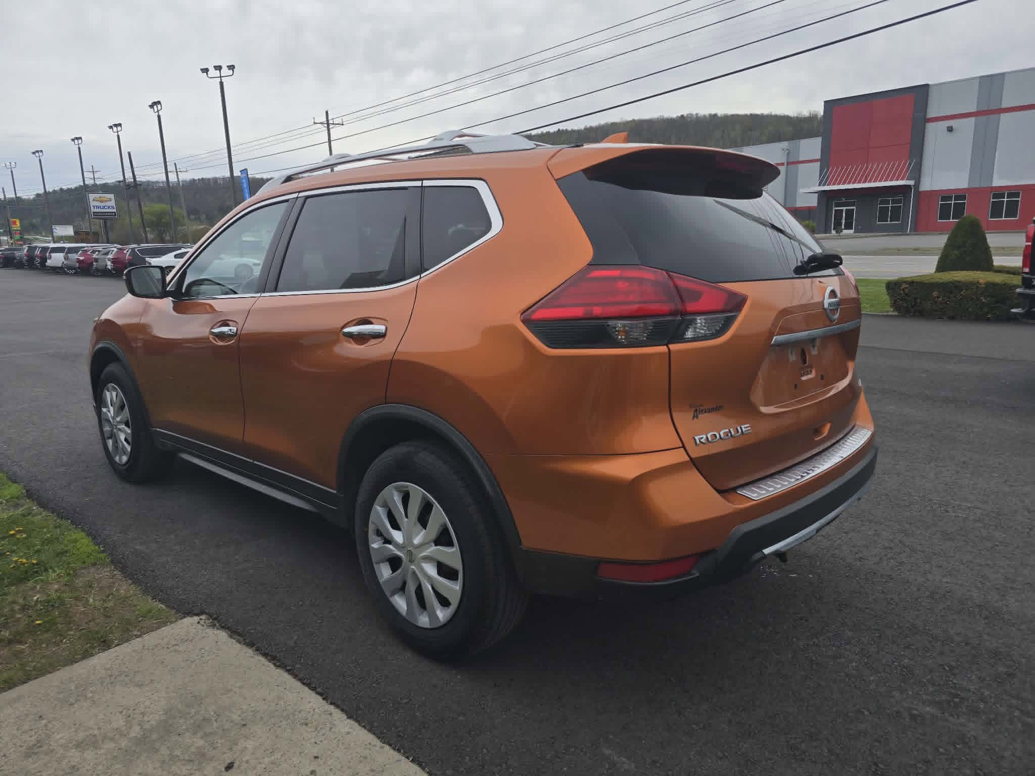 Used 2017 Nissan Rogue S w/ S Appearance Package AWD/4WD image 6