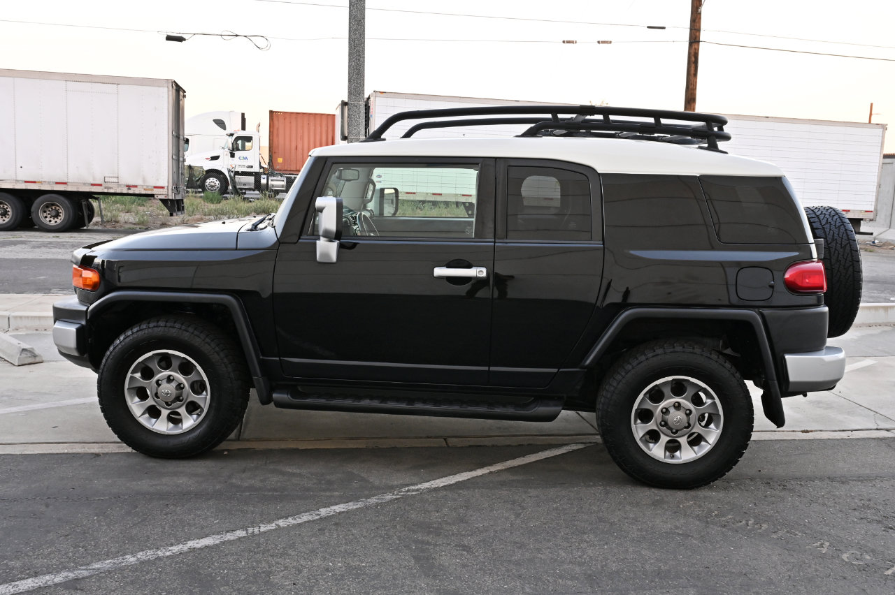 Used 2011 Toyota FJ Cruiser 4WD w/ Convenience Pkg image 4