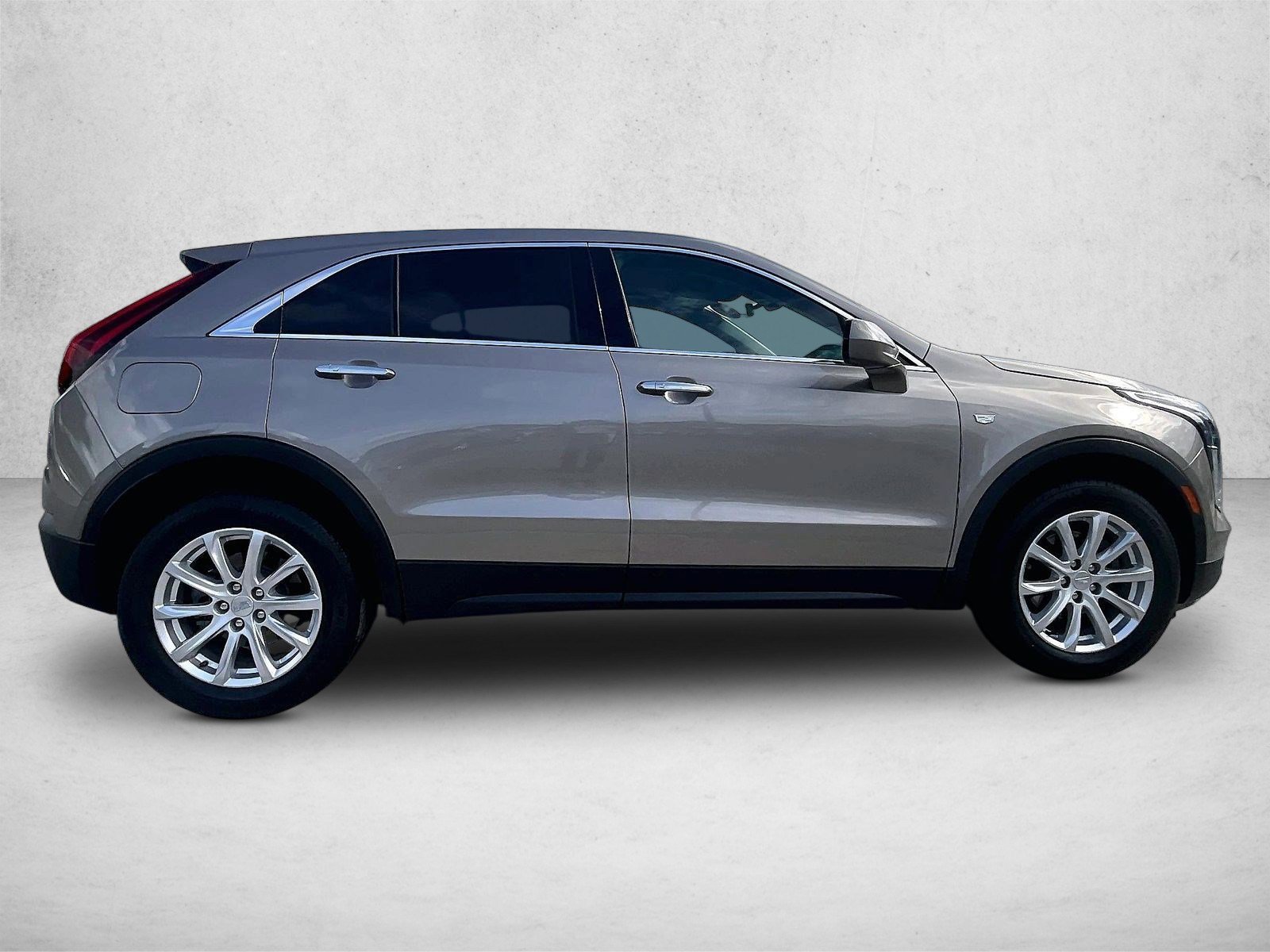 Used 2023 Cadillac XT4 Luxury w/ Cold Weather Package FWD image 5
