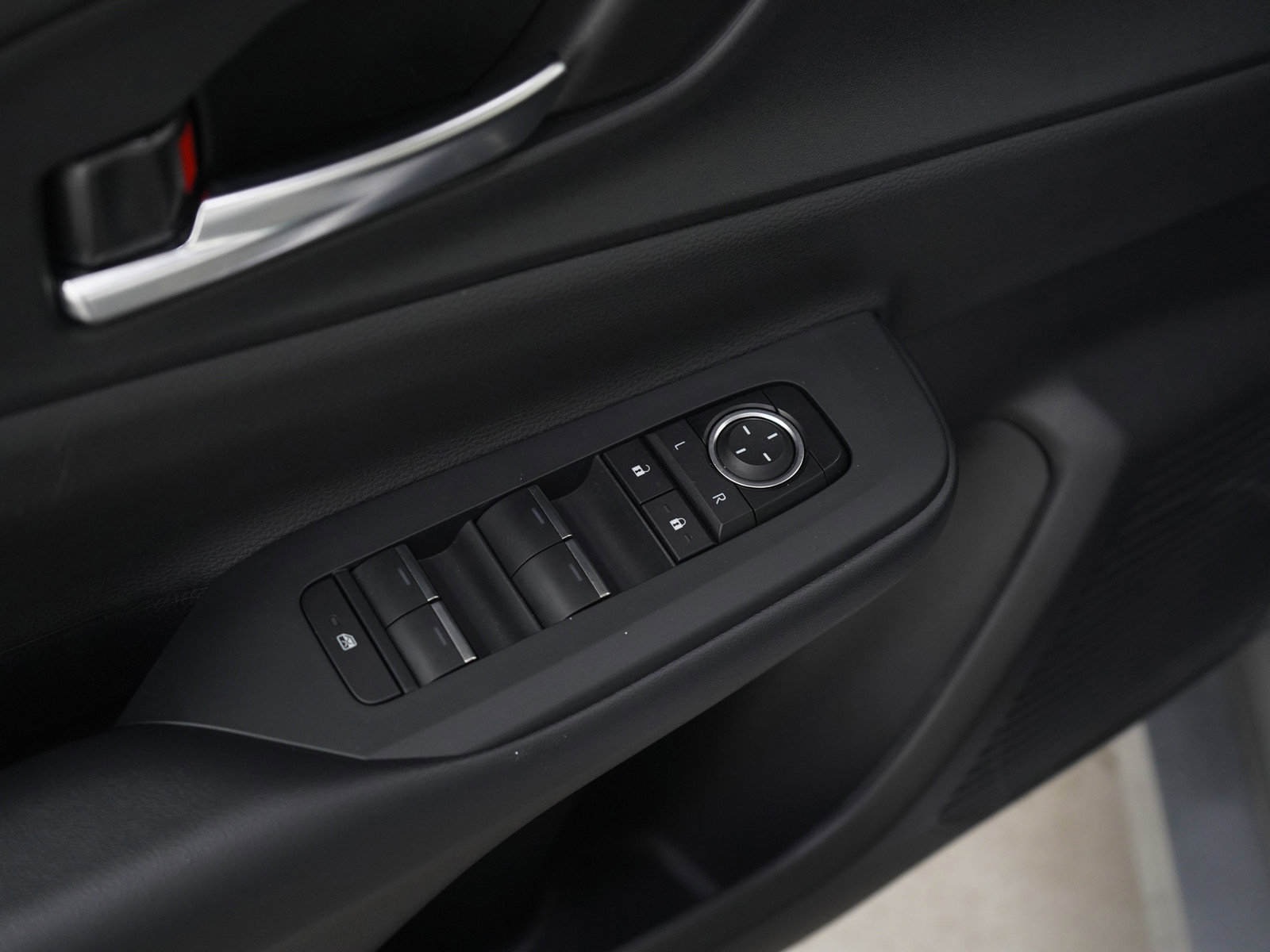 Used 2025 Toyota Prius Plug-In Hybrid image 18