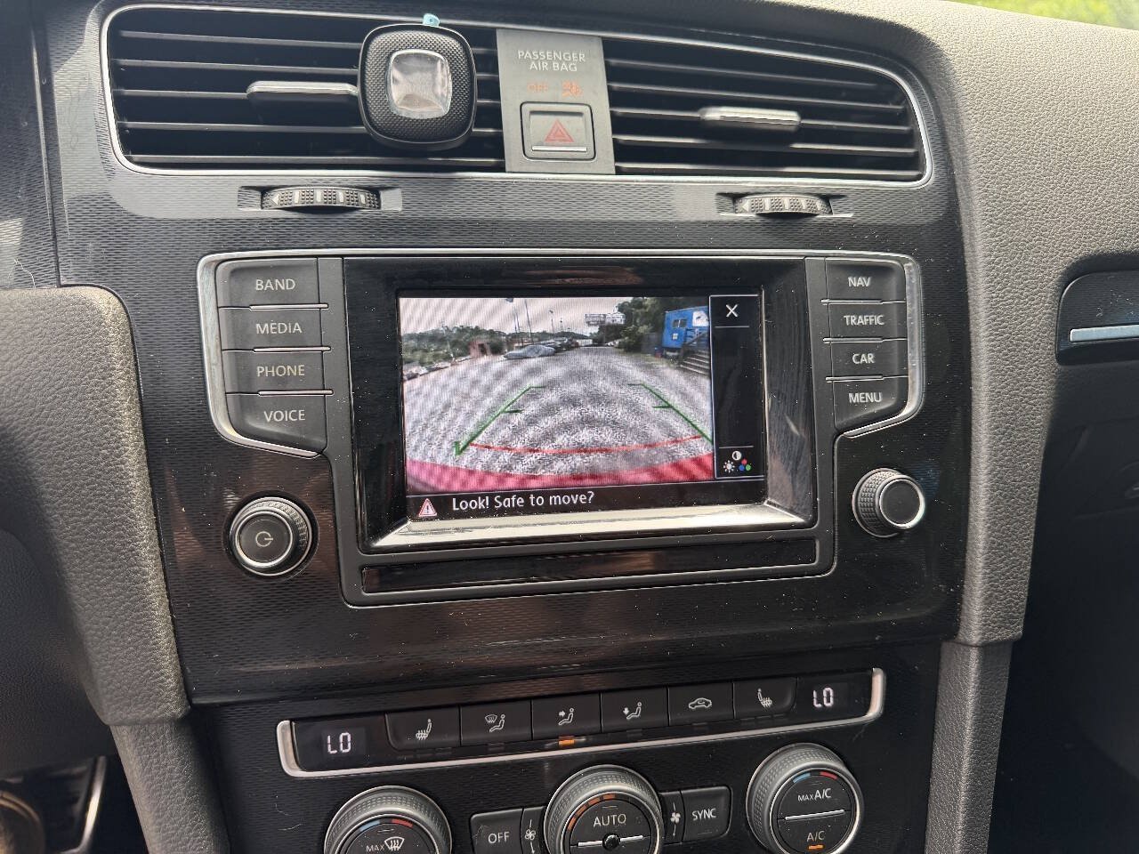 Used 2015 Volkswagen Golf 4-Door FWD image 19