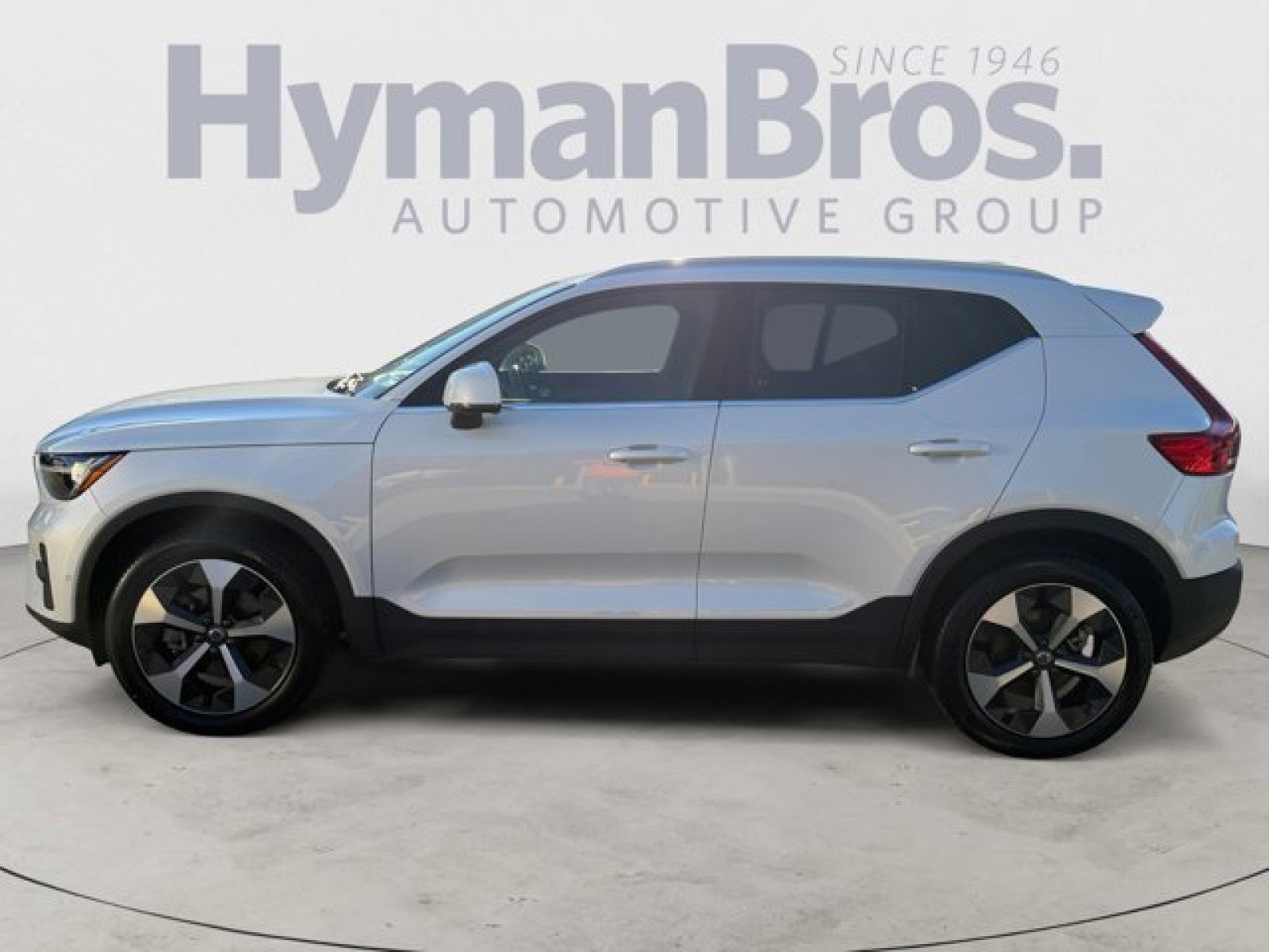 Used 2025 Volvo XC40 B5 Plus image 6
