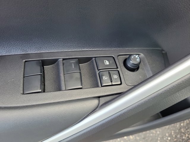 Used 2025 Toyota Corolla Cross L image 21