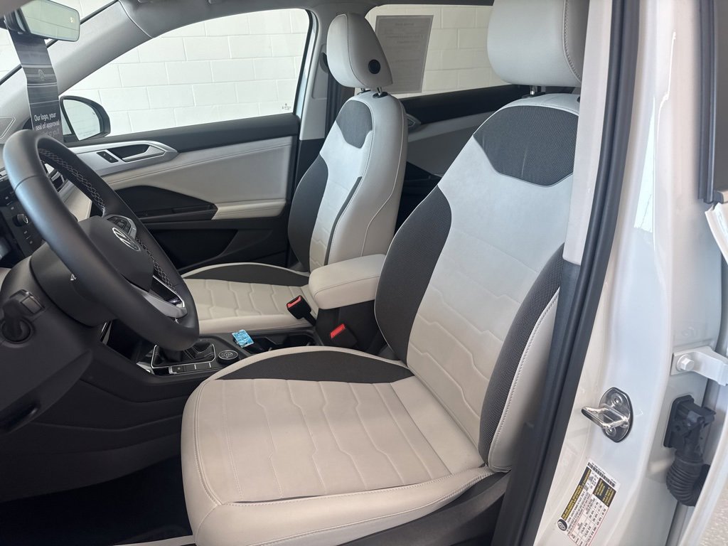 Certified 2025 Volkswagen Taos SE image 10