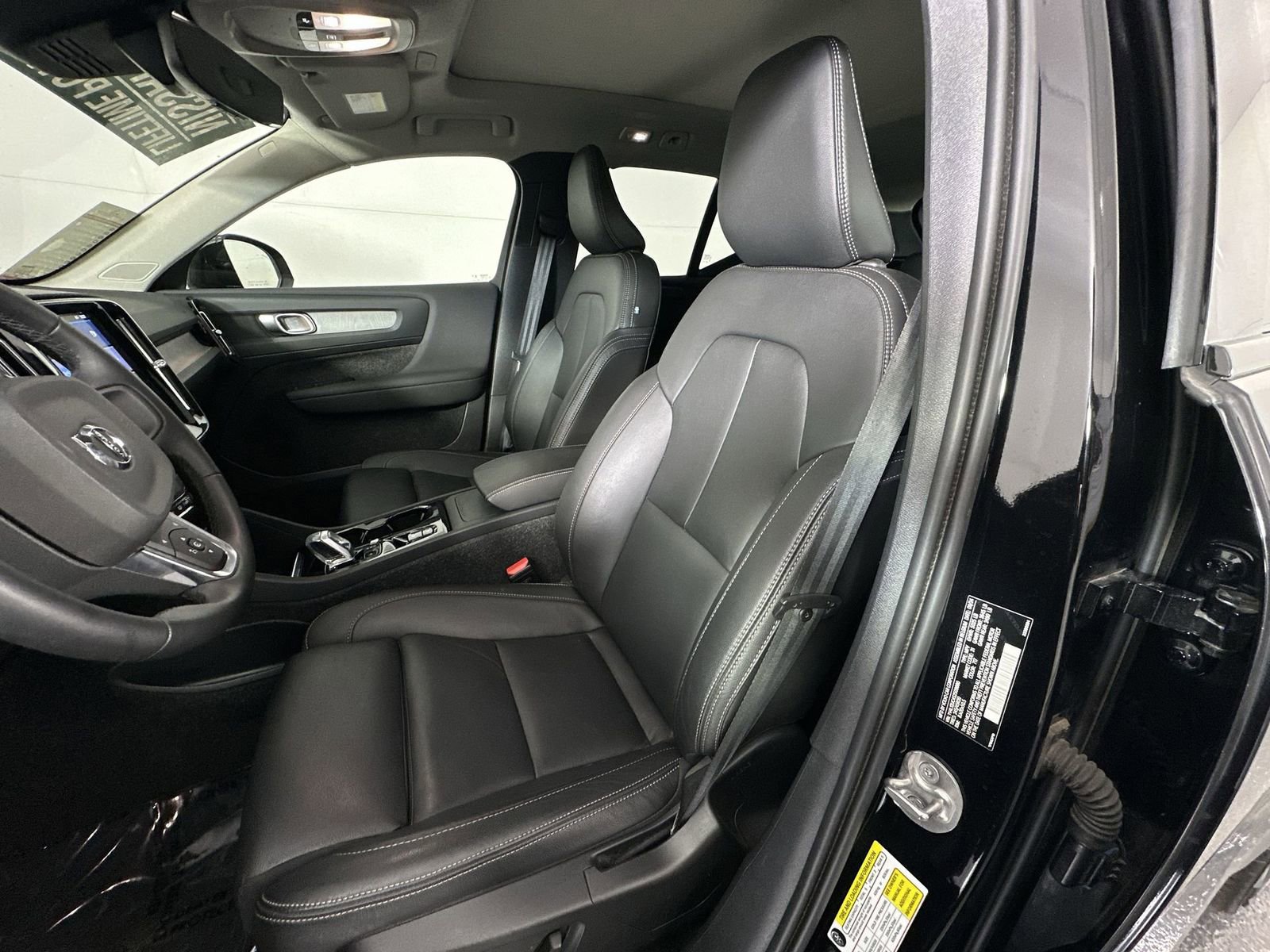 Used 2025 Volvo XC40 B5 Plus image 11