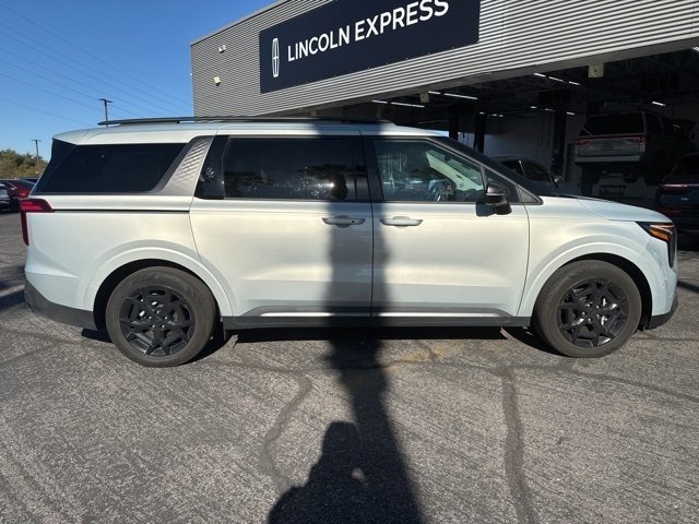 Used 2025 Kia Carnival SX Prestige image 4