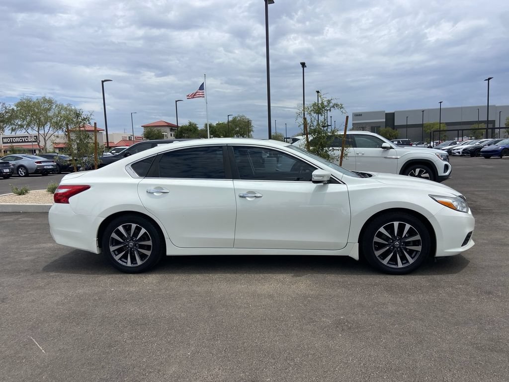 Used 2017 Nissan Altima 2.5 SV w/ Convenience Package FWD image 2