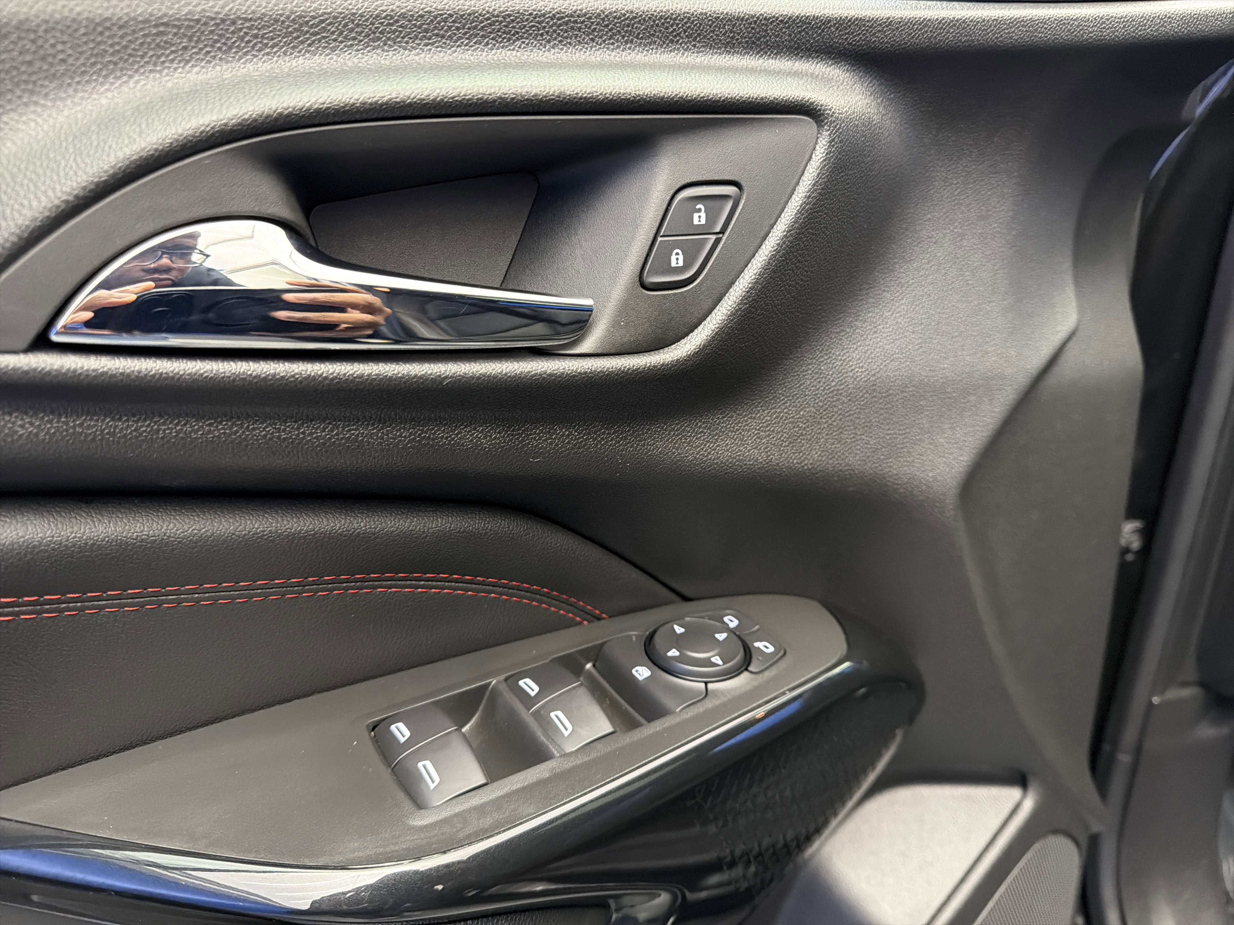 Used 2024 Chevrolet Trax RS w/ Sunroof Package FWD image 11