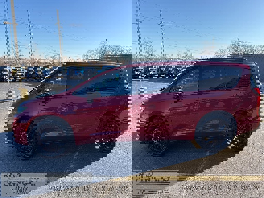 New 2026 Chrysler Pacifica Select image 1