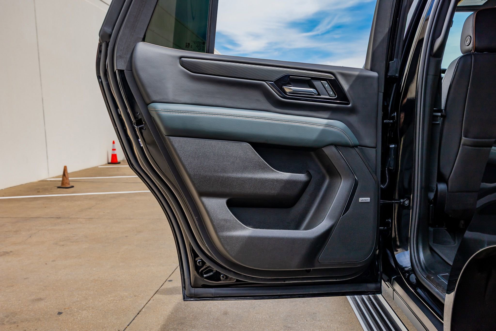 Used 2025 GMC Yukon AT4 w/ AT4 Premium Package AWD/4WD image 39