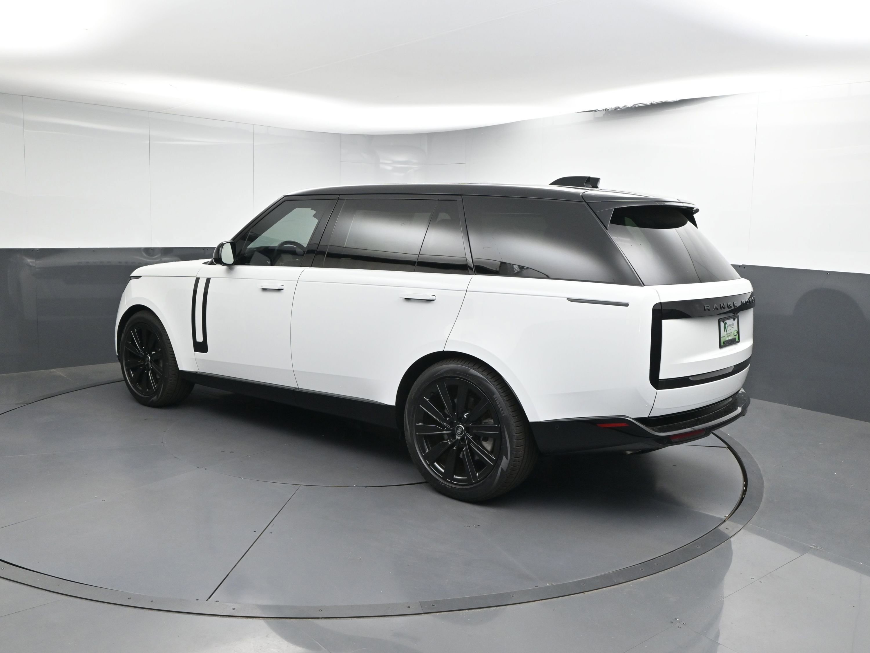 New 2025 Land Rover Range Rover Long Wheelbase SE image 3