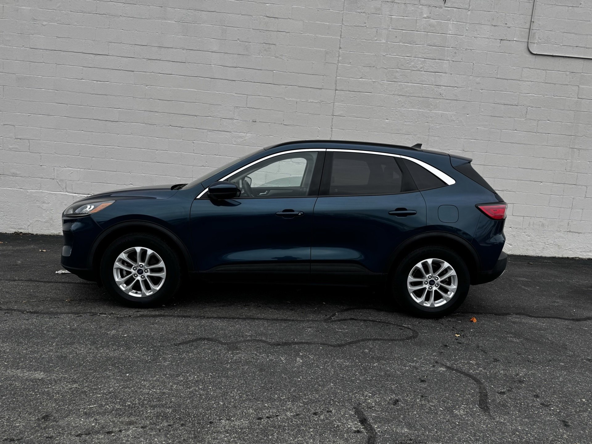 Used 2020 Ford Escape SE image 2