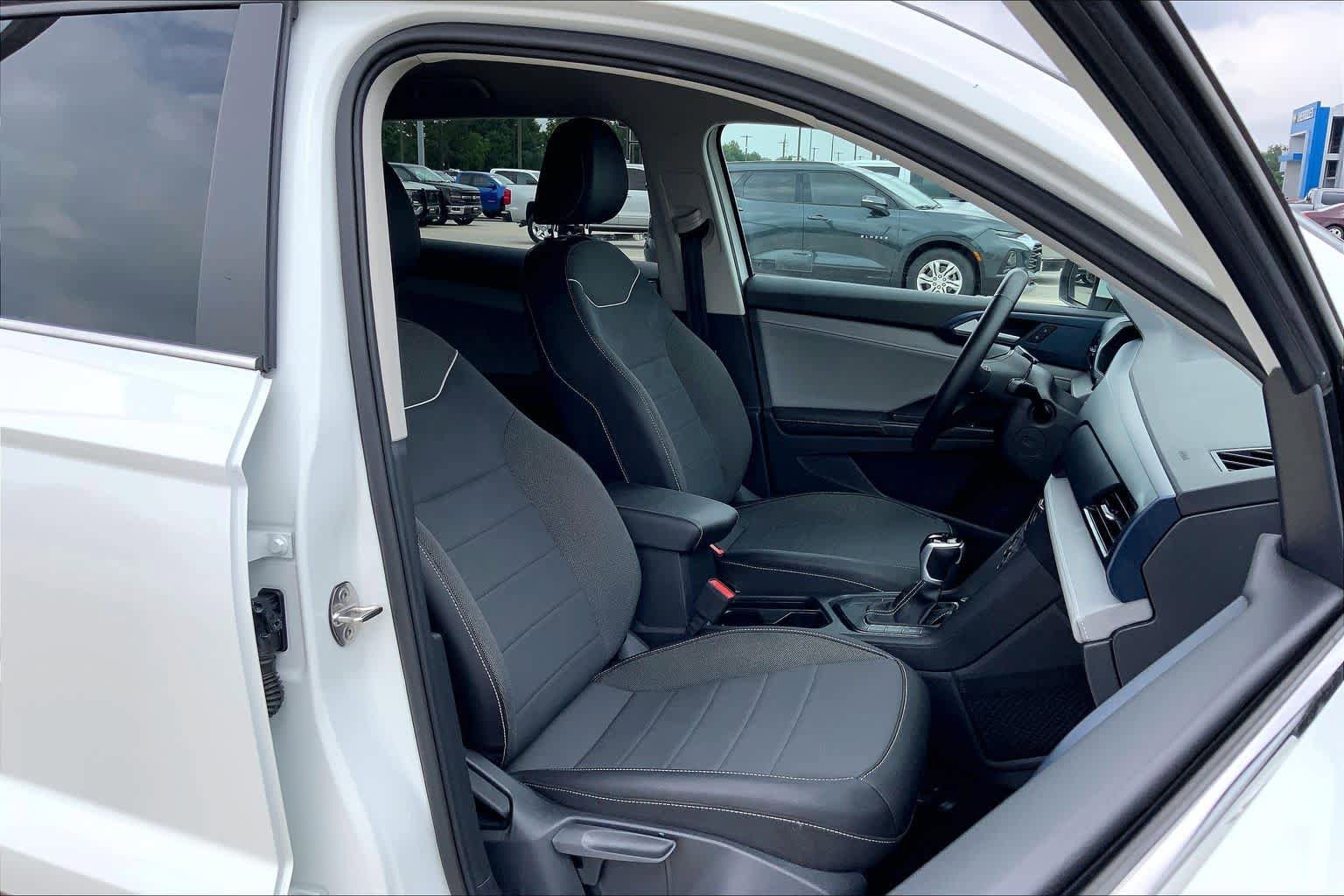 Used 2024 Volkswagen Taos SE FWD image 9