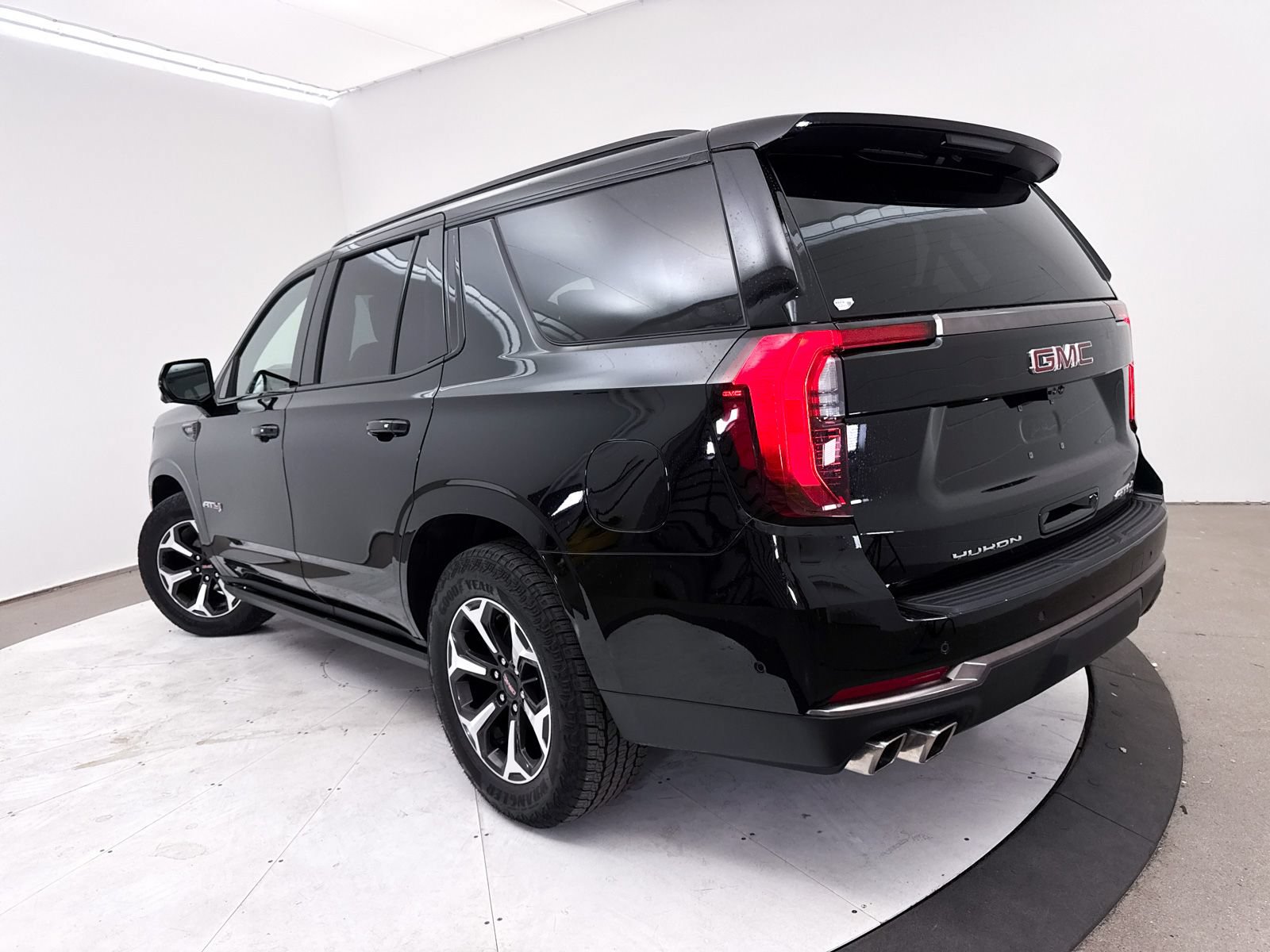 Used 2025 GMC Yukon AT4 Ultimate AWD/4WD image 2