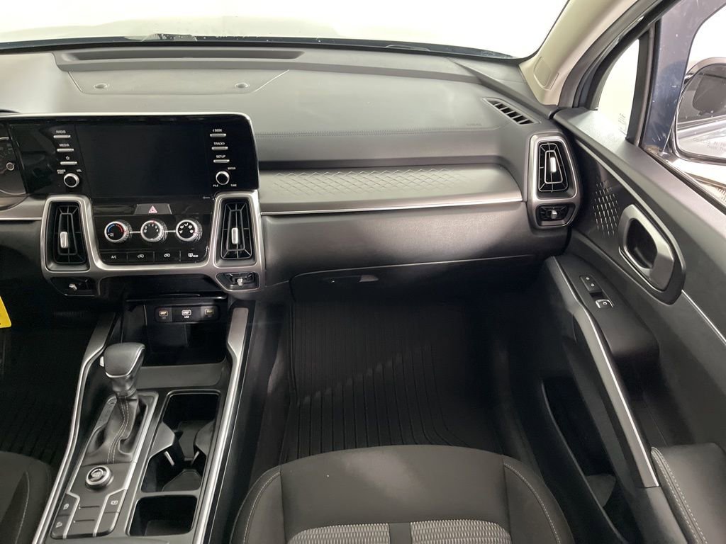 Used 2023 Kia Sorento LX image 17