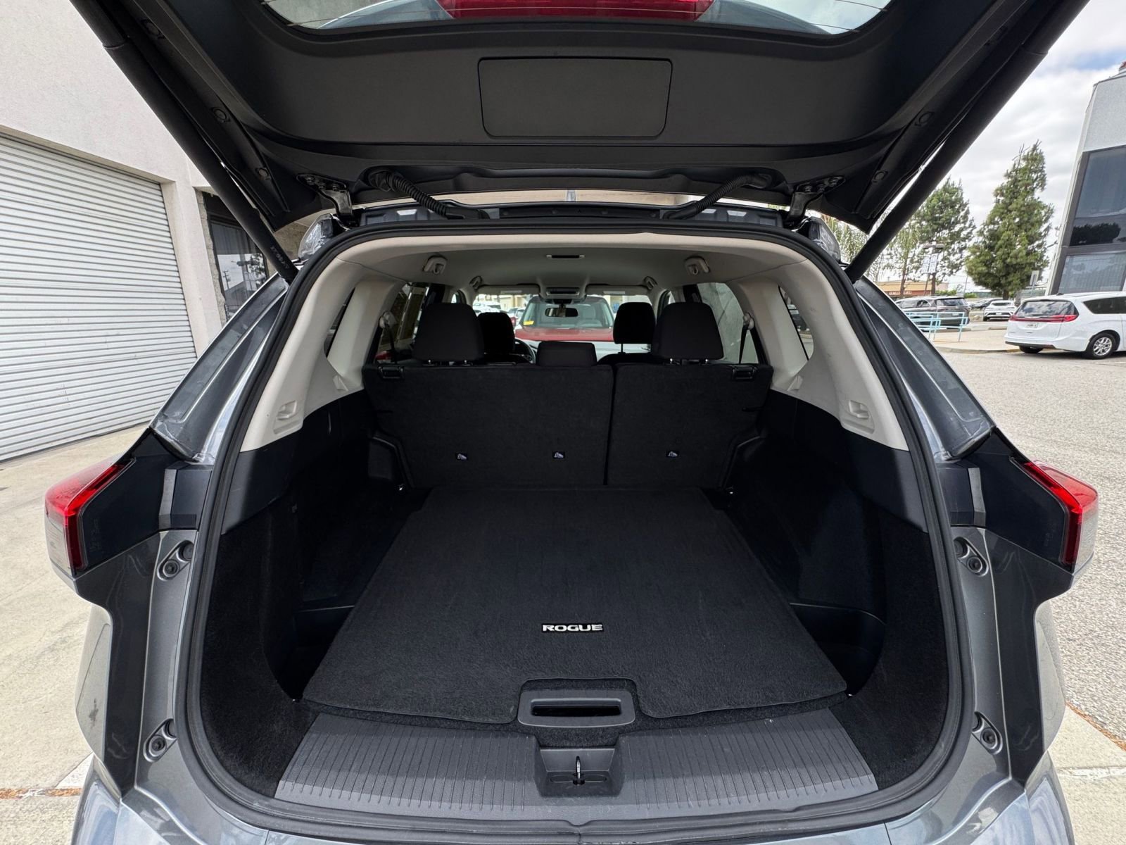 Used 2025 Nissan Rogue SV FWD image 33