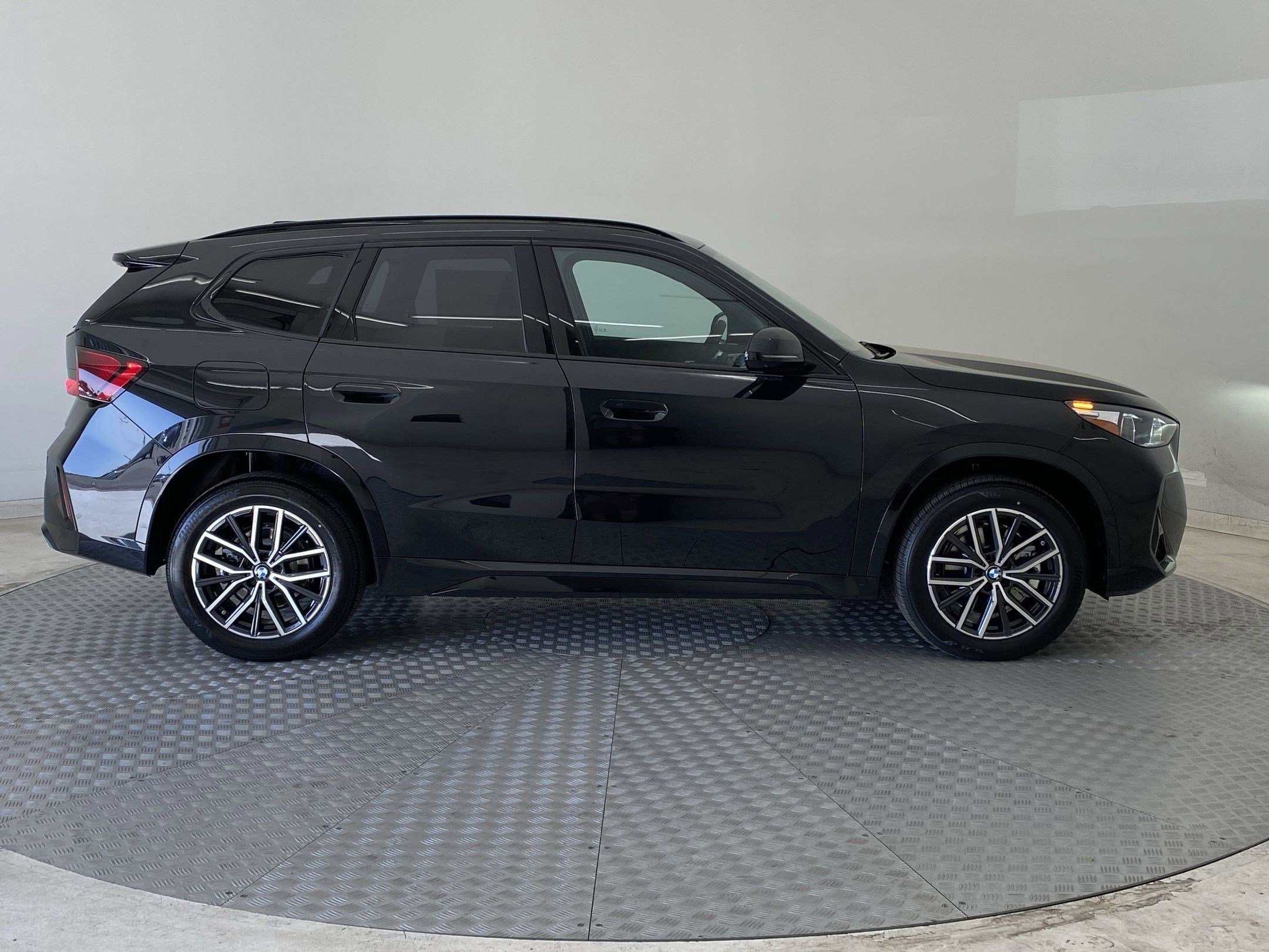 Used 2025 BMW X1 xDrive28i w/ Technology Package image 7
