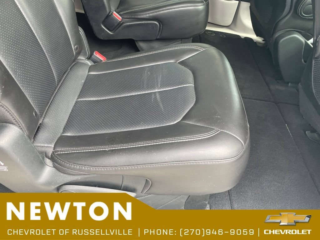 Used 2023 Chrysler Pacifica Touring-L FWD image 28