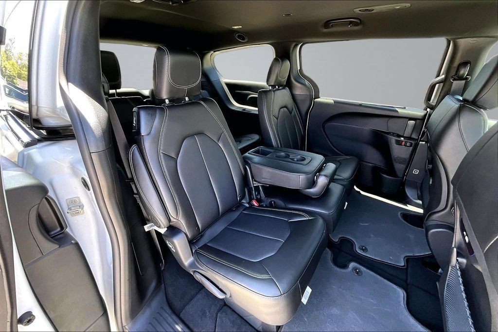 New 2027 Chrysler Pacifica Select FWD image 18