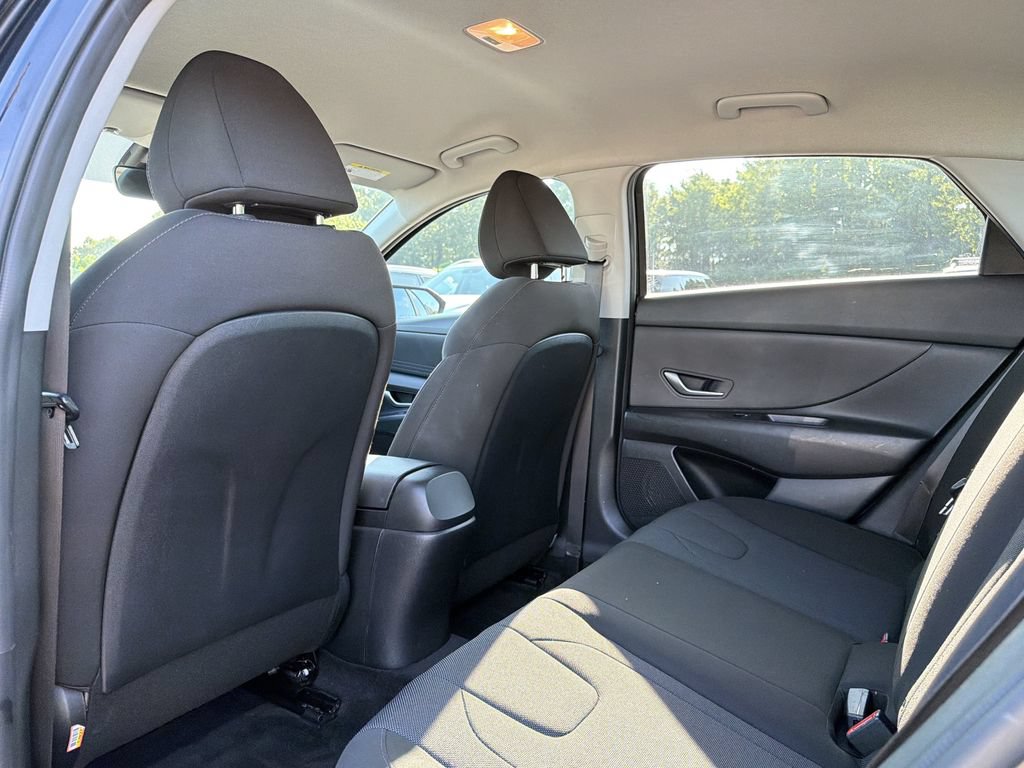 Used 2023 Hyundai Elantra SE FWD image 12