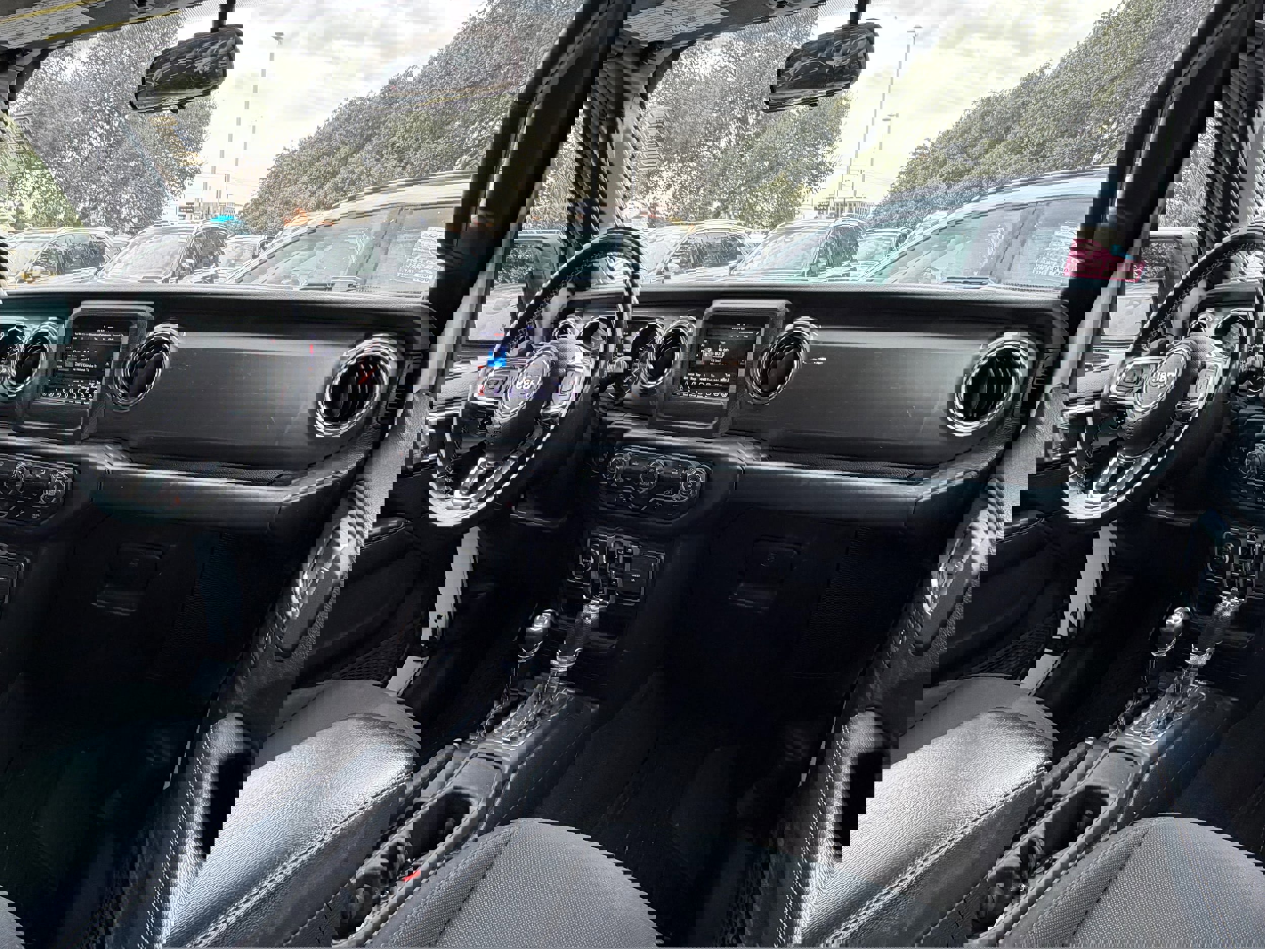 Used 2019 Jeep Wrangler Unlimited Sahara image 11