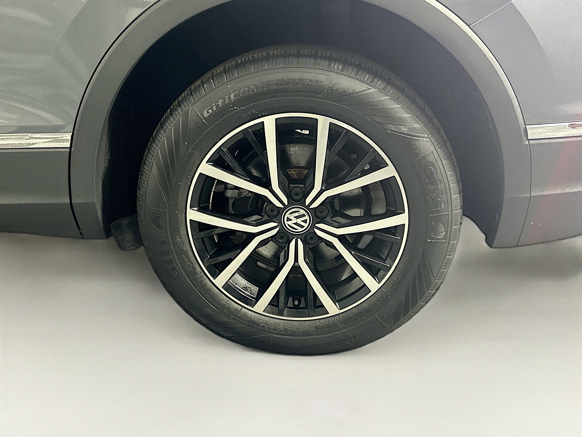 Used 2021 Volkswagen Tiguan SE FWD image 11