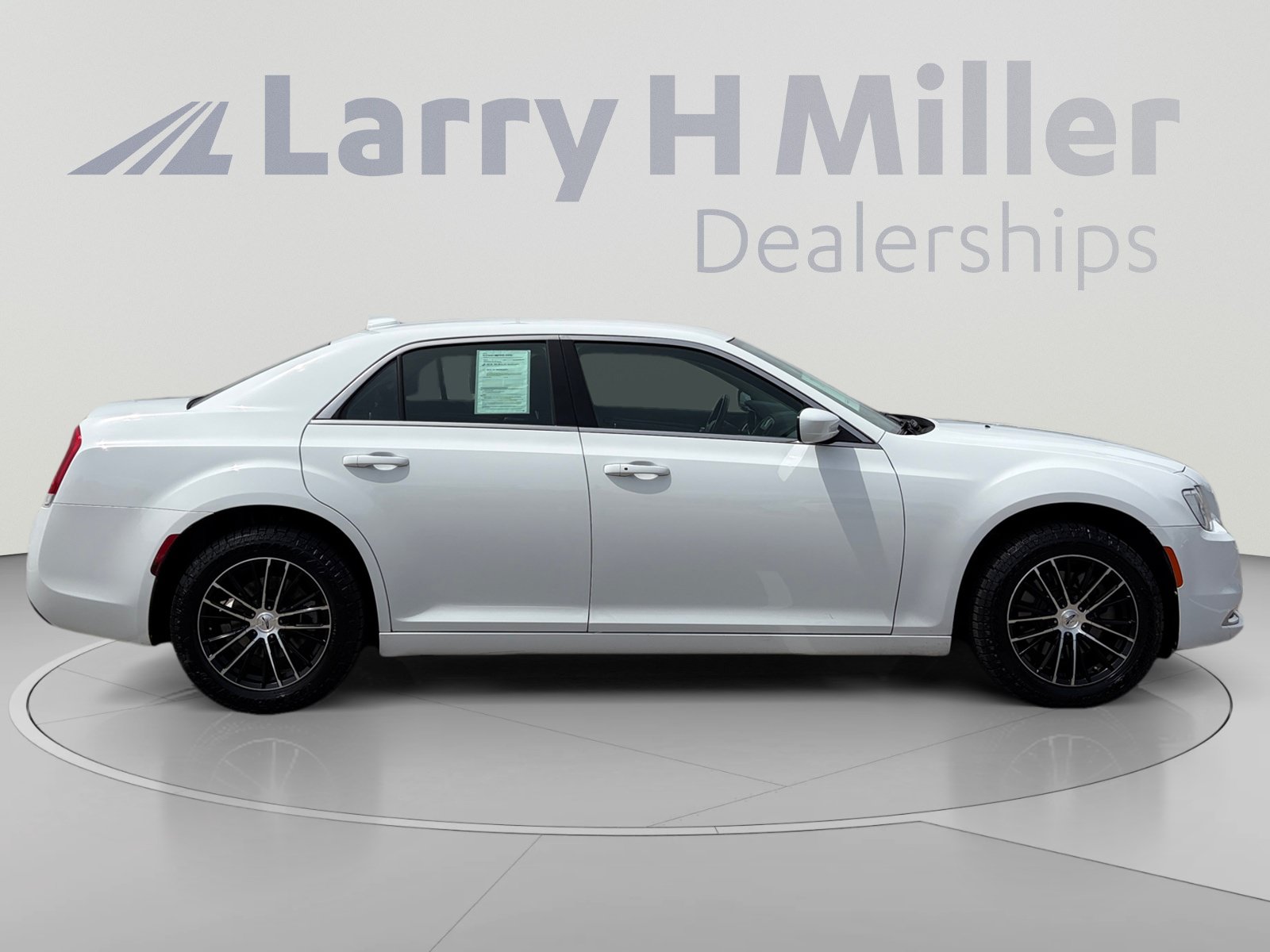 Used 2021 Chrysler 300 Touring w/ Driver Convenience Group AWD/4WD image 6