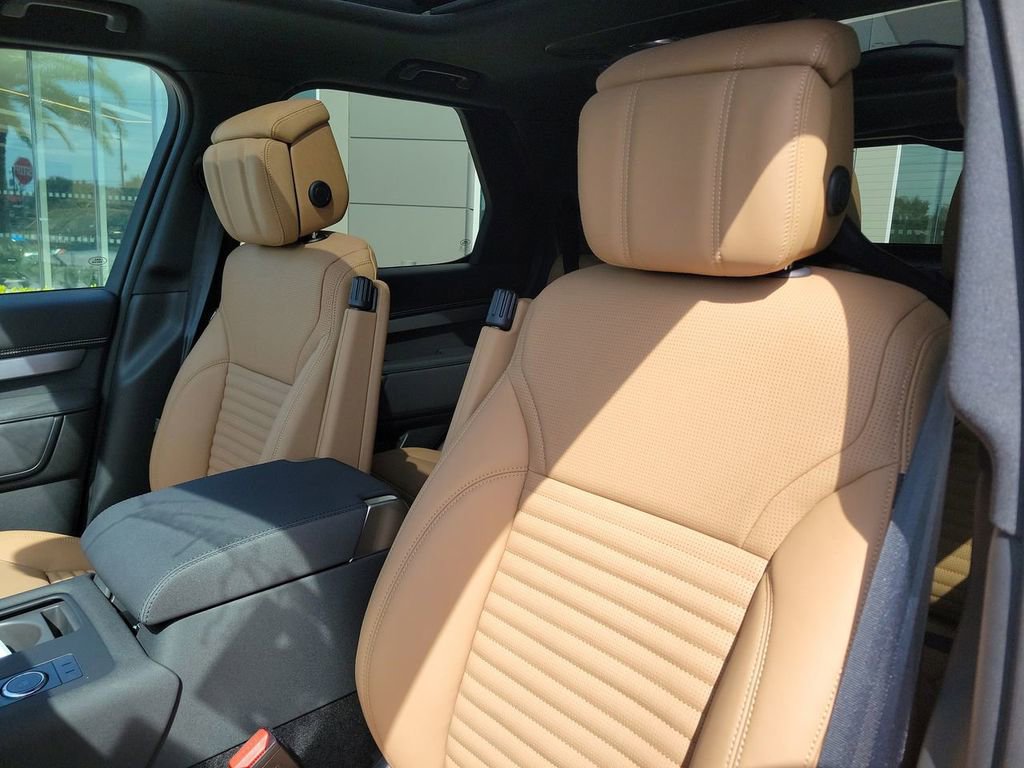 Used 2025 Land Rover Discovery Dynamic SE AWD/4WD image 26