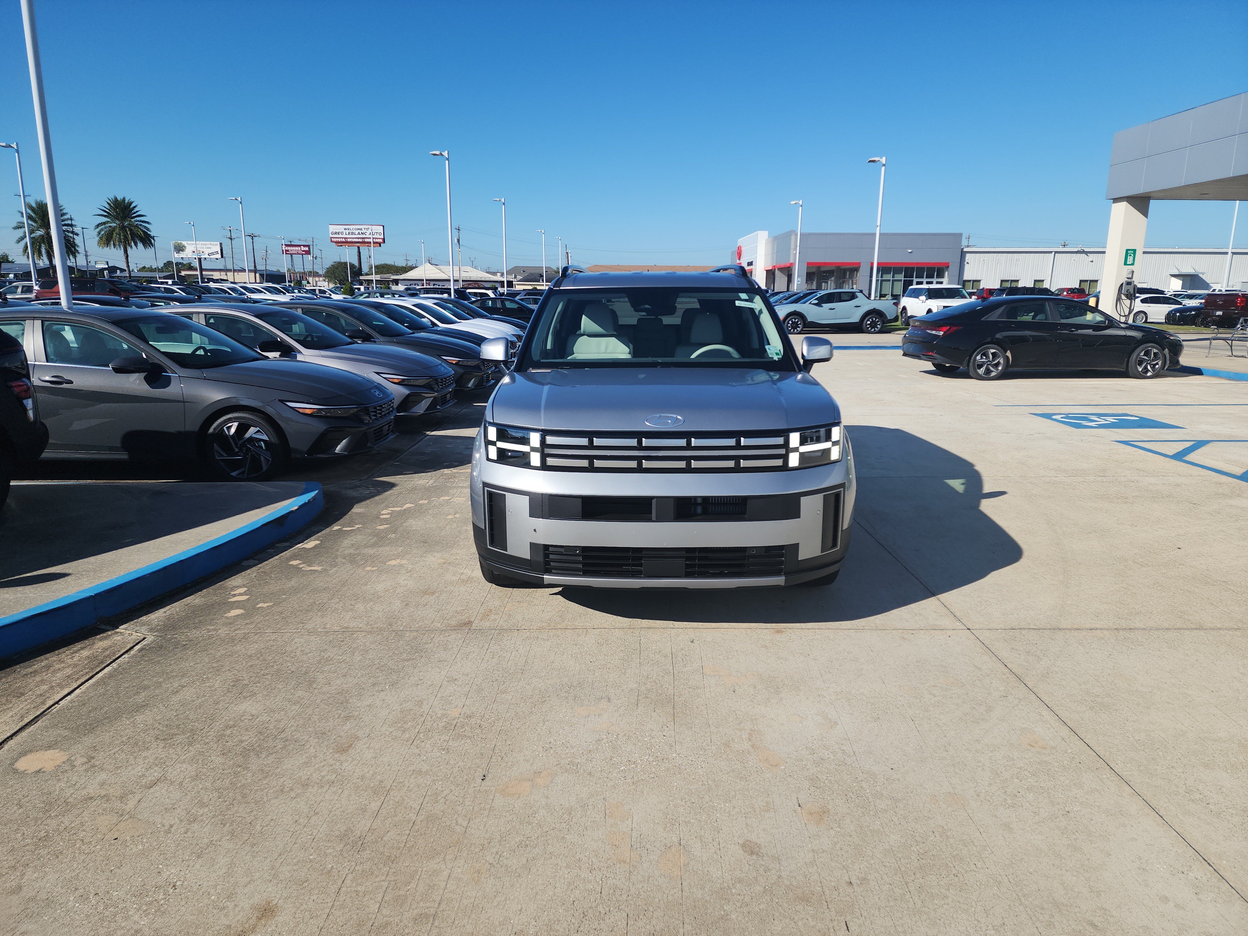 Used 2025 Hyundai Santa Fe SEL FWD image 2