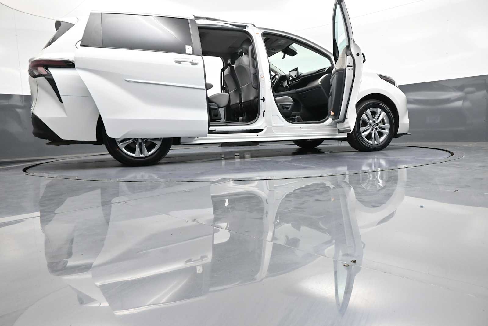 Used 2024 Toyota Sienna XLE w/ XLE Plus Package AWD/4WD image 50