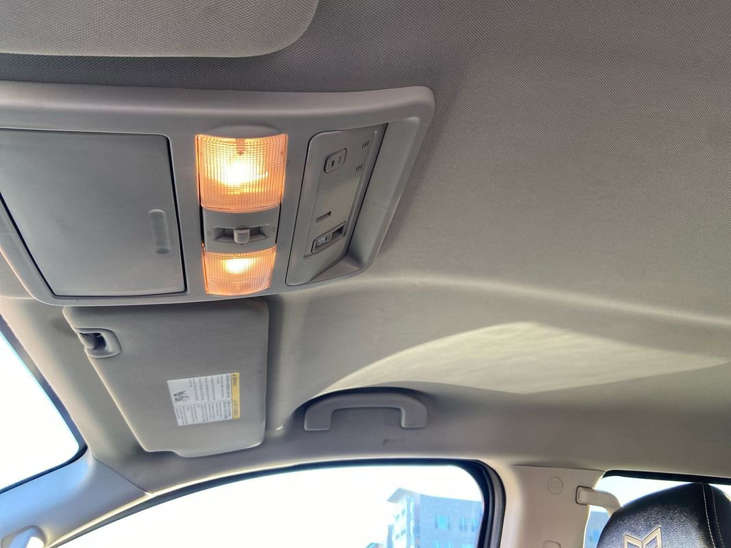 Used 2023 Nissan Titan SV w/ SV Convenience Package image 21