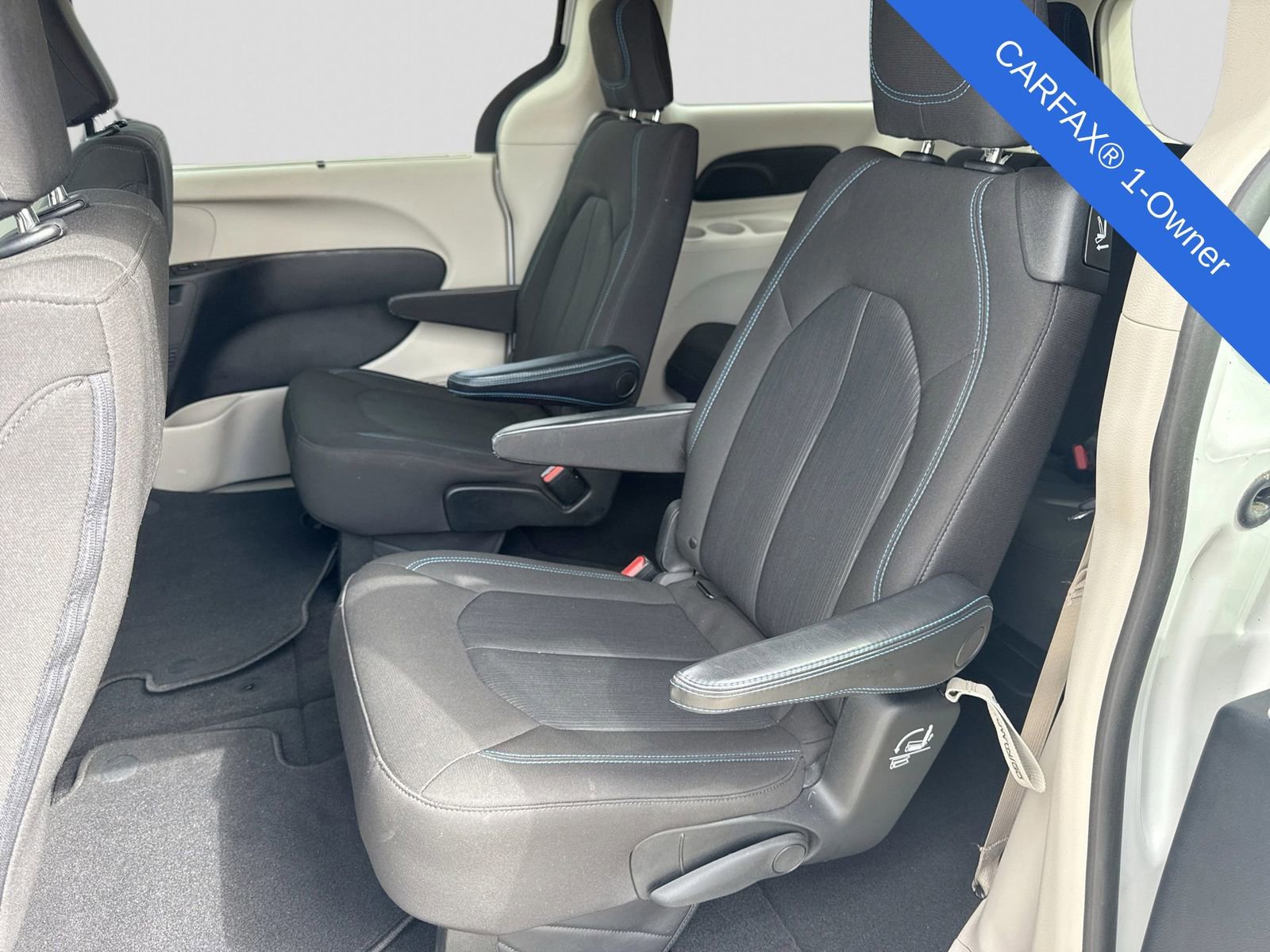 Used 2021 Chrysler Pacifica Touring w/ Cold Weather Group FWD image 22