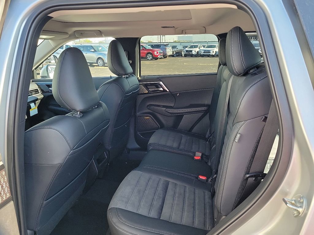 New 2025 Mitsubishi Outlander SE image 7