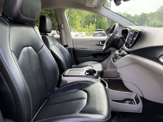 Used 2023 Chrysler Pacifica Touring-L FWD image 12