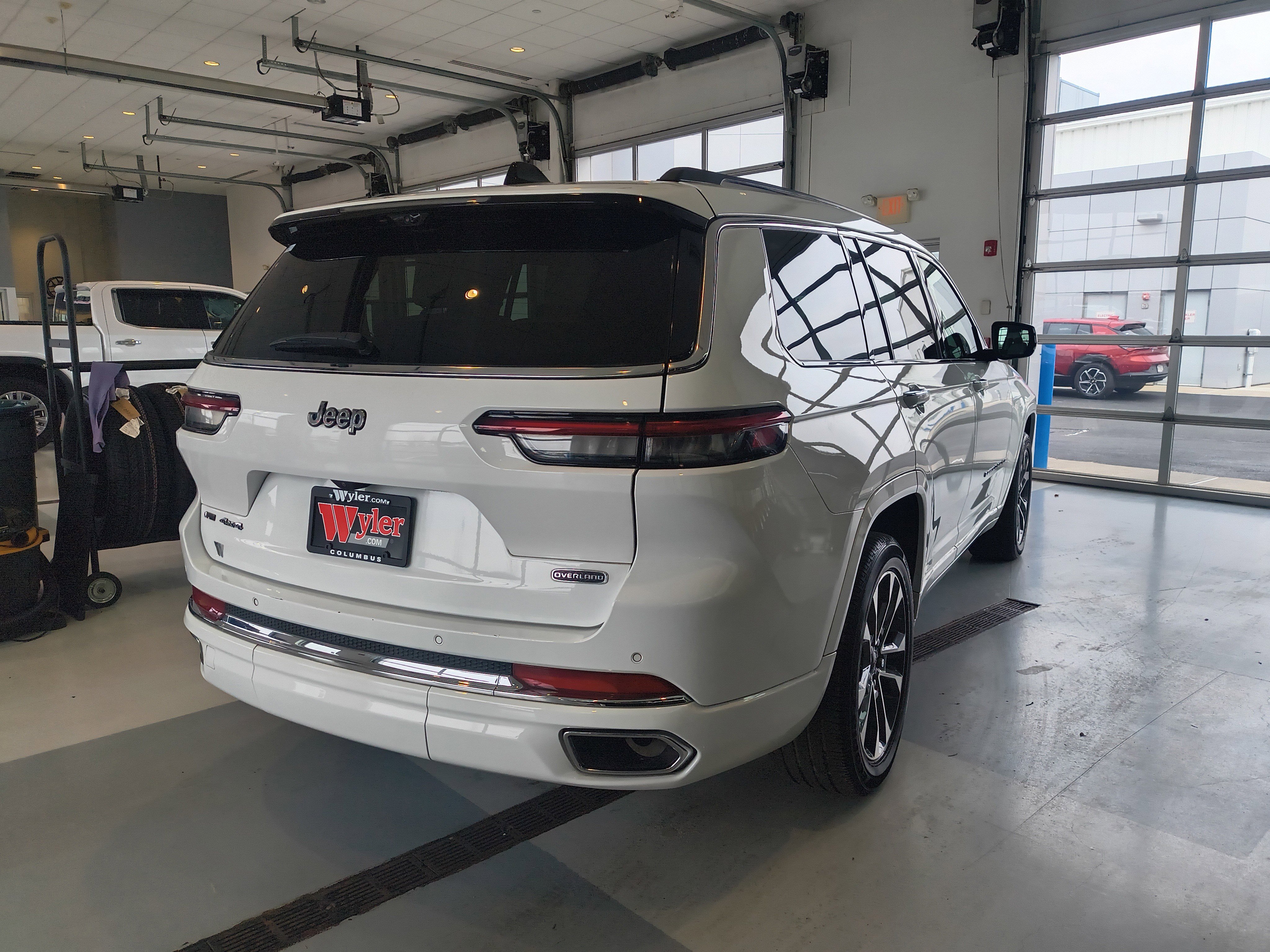 Used 2023 Jeep Grand Cherokee L Overland w/ Luxury Tech Group IV image 4