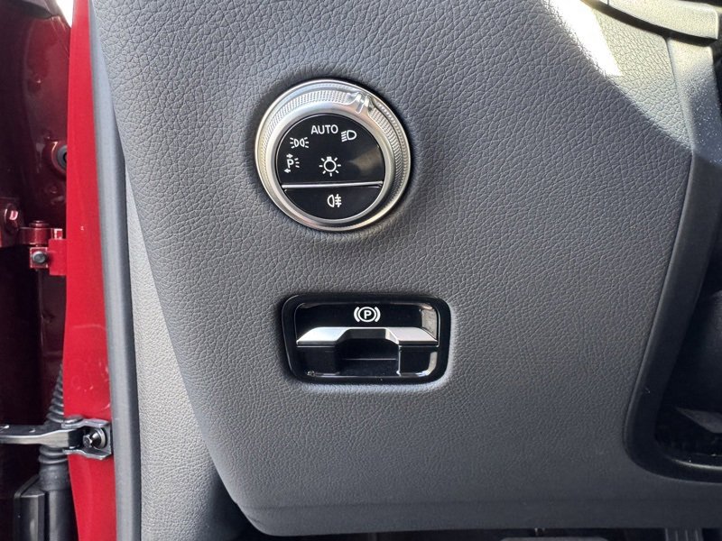 Used 2025 Mercedes-Benz GLC 350e 4MATIC image 25