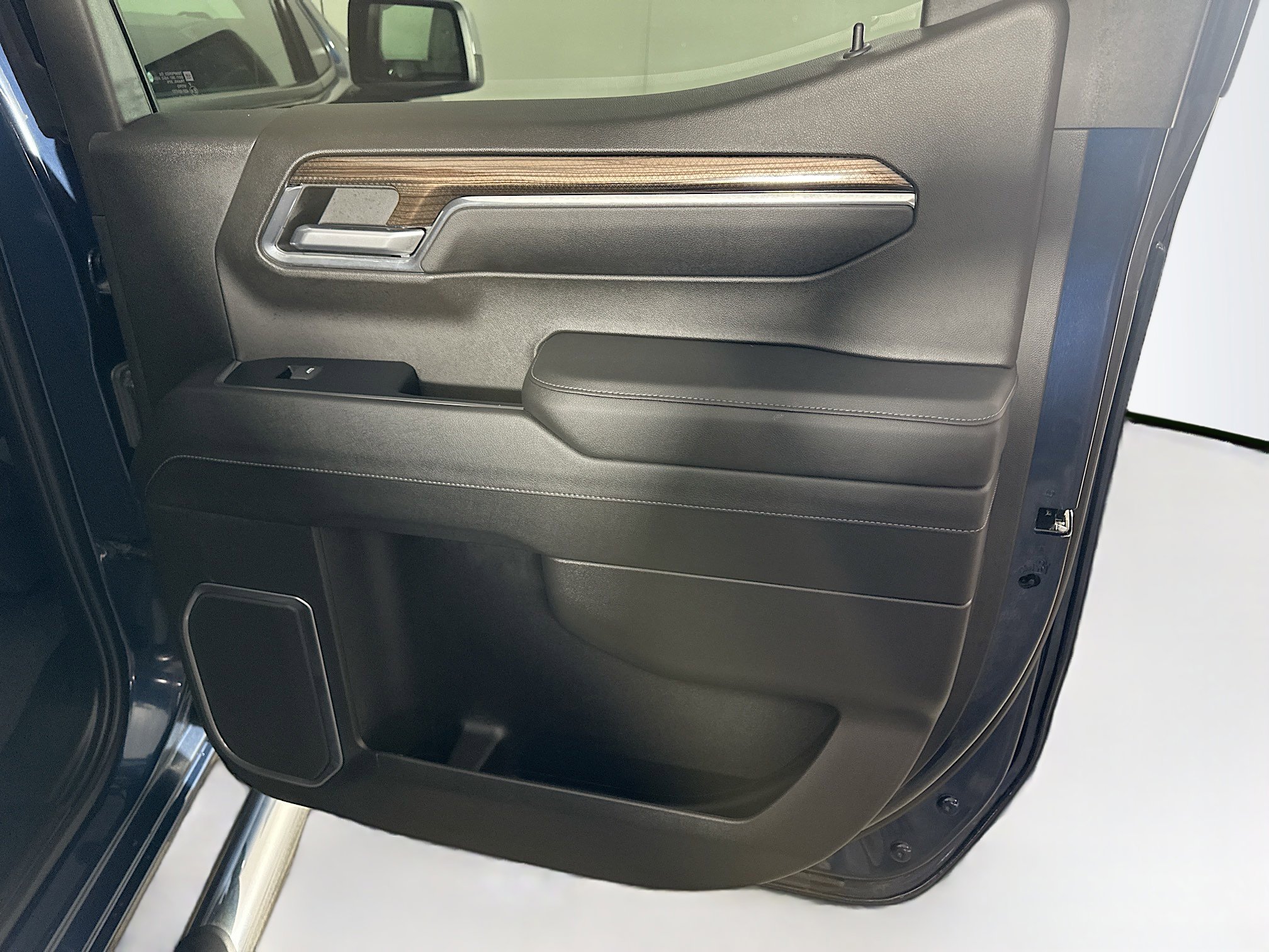 Used 2023 Chevrolet Silverado 1500 LT image 28