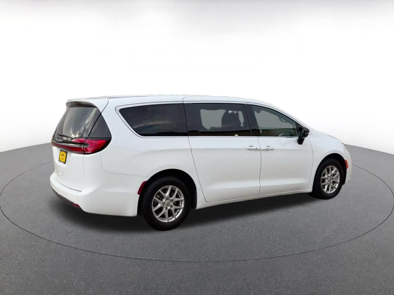 Used 2025 Chrysler Pacifica Select FWD image 14