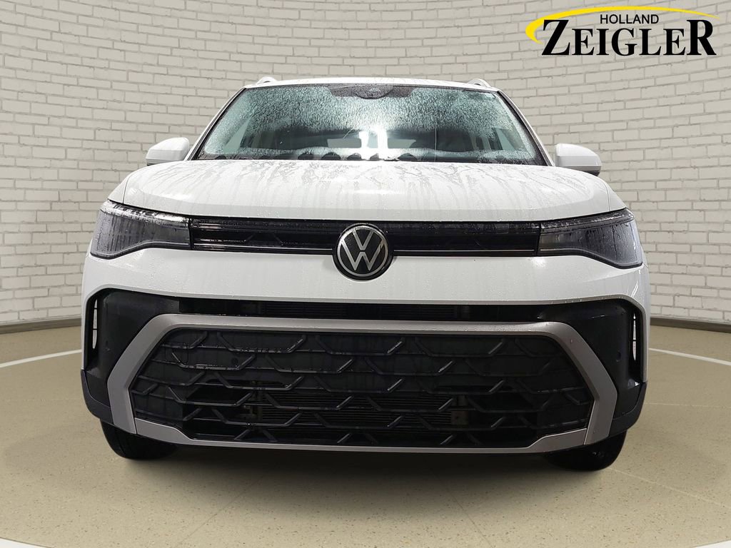 Used 2025 Volkswagen Taos SE image 2