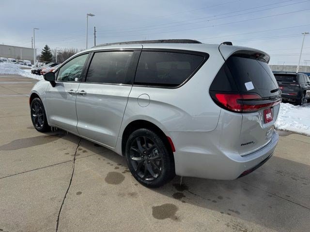 New 2026 Chrysler Pacifica Limited w/ S Appearance Package image 5