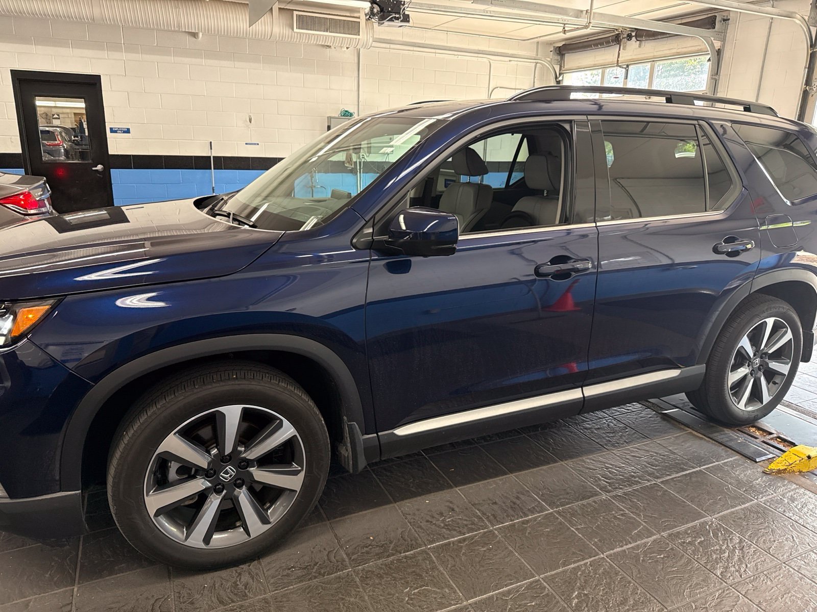 Certified 2025 Honda Pilot Elite image 2