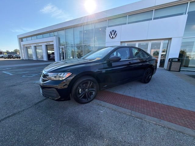 Used 2023 Volkswagen Jetta SE w/ Panoramic Sunroof Package FWD image 4