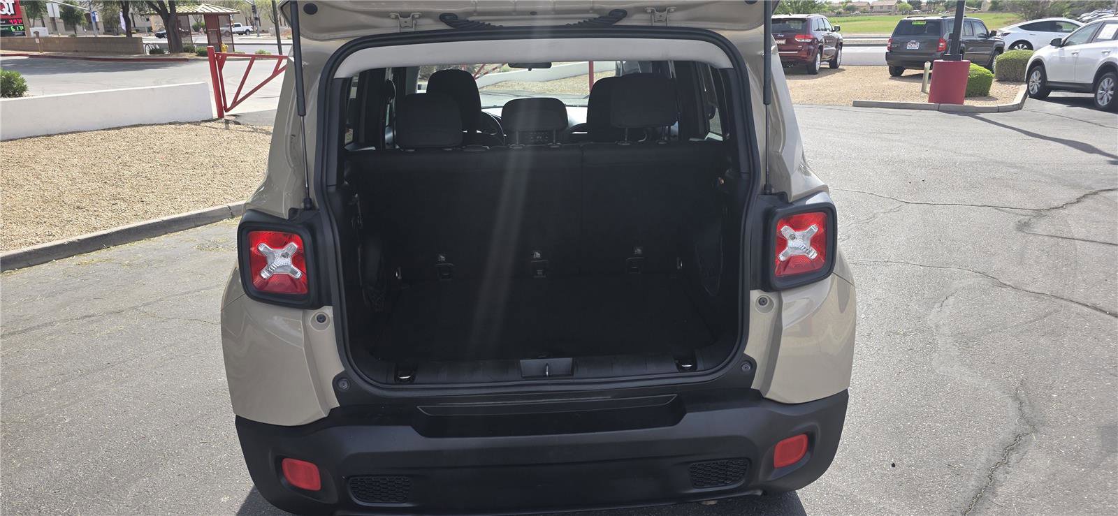 Used 2016 Jeep Renegade Latitude FWD image 6