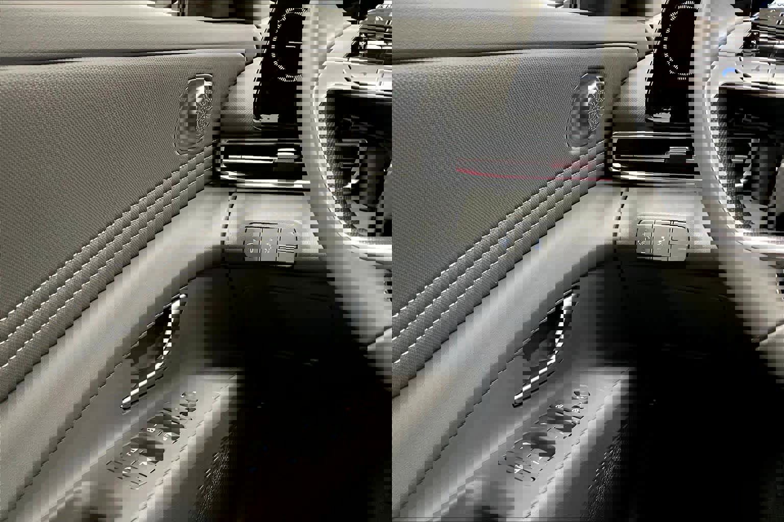 Used 2025 Hyundai Elantra SEL image 32