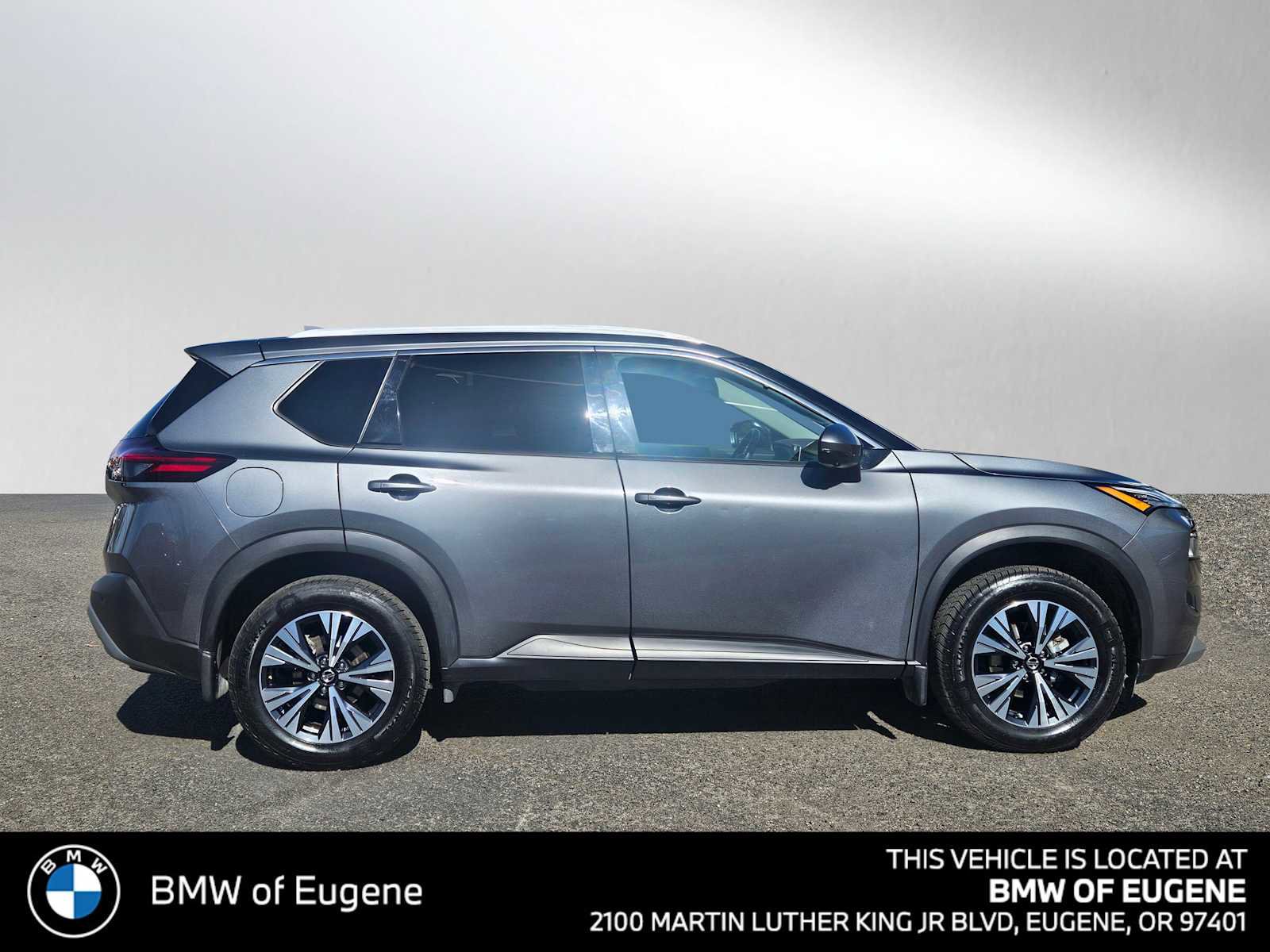 Used 2021 Nissan Rogue SV image 2