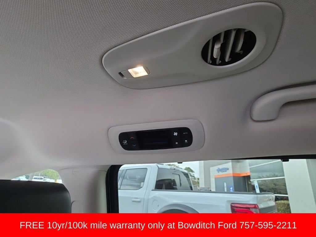 Used 2023 Chrysler Pacifica Touring-L image 12