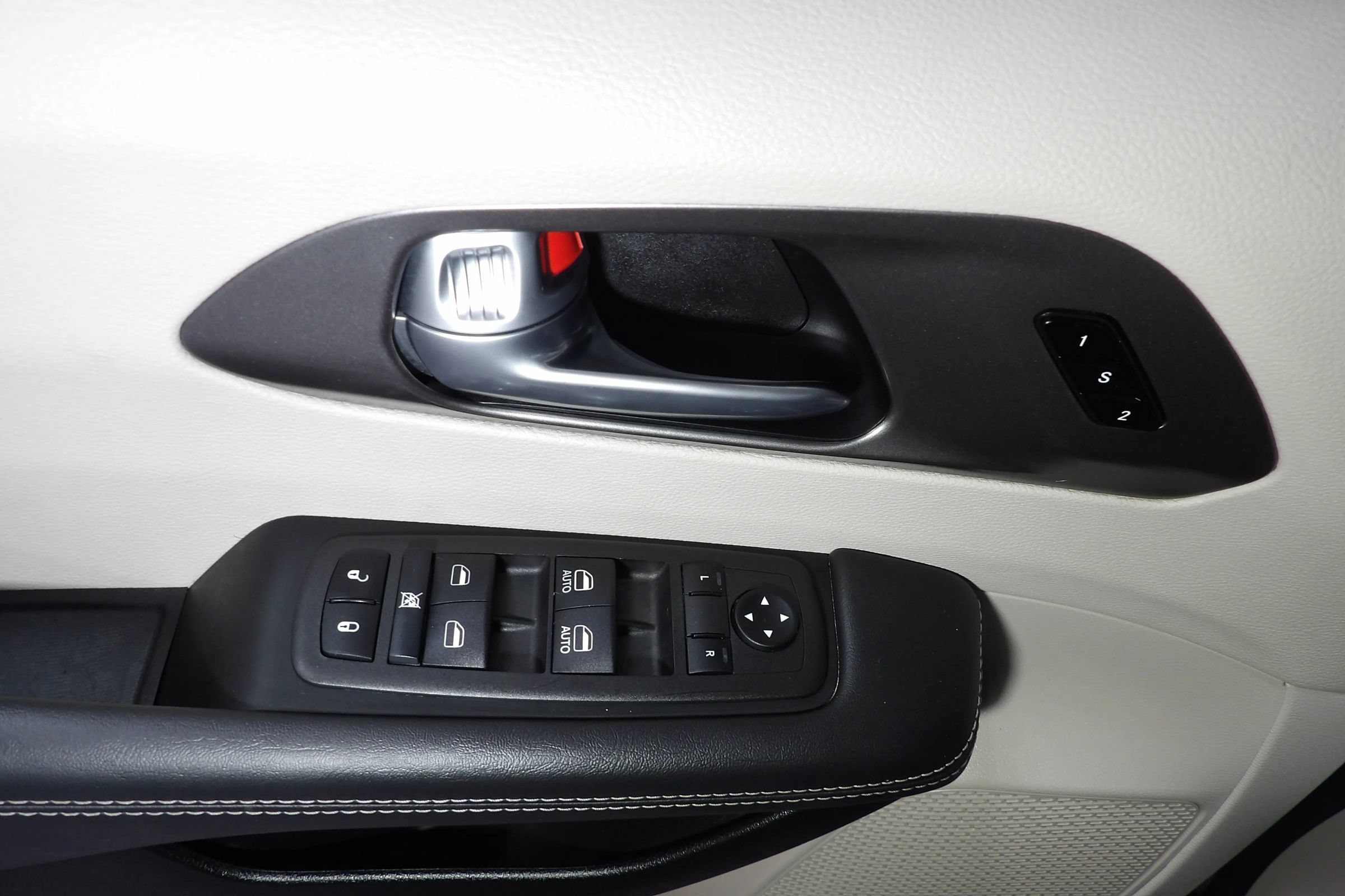 Used 2024 Chrysler Pacifica Limited FWD image 15