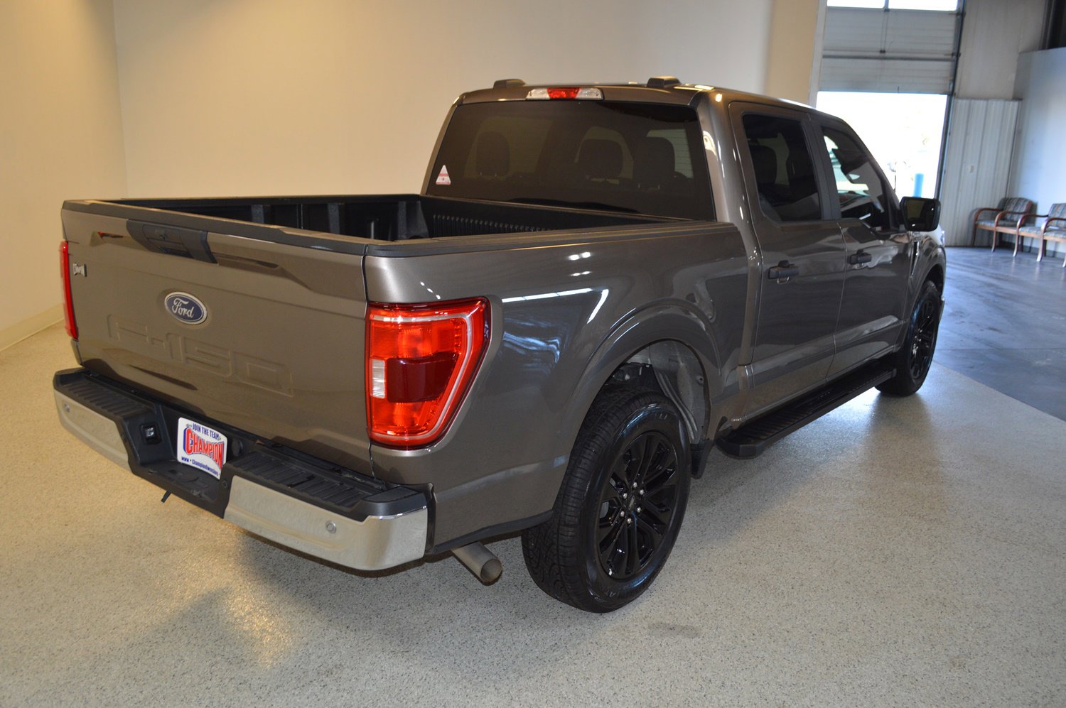 Used 2023 Ford F150 XLT image 3
