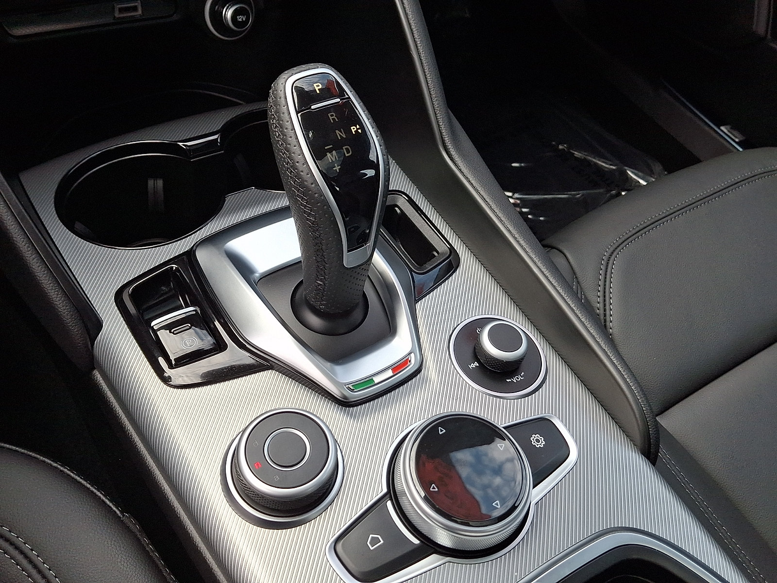 Used 2025 Alfa Romeo Giulia AWD w/ Driving Assist Package image 15