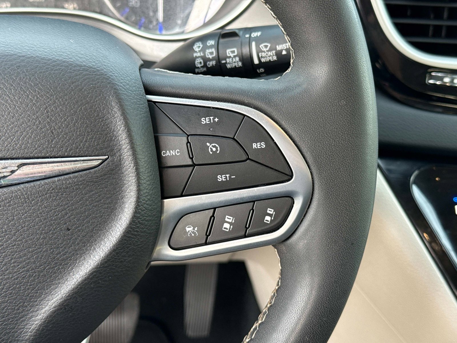 Used 2023 Chrysler Pacifica Touring-L image 29